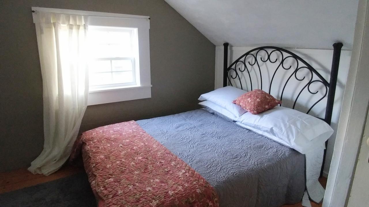 Beside The Tulip Tree Apartment Shelburne Bagian luar foto